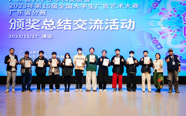 1学生参加比赛领奖现场.jpg